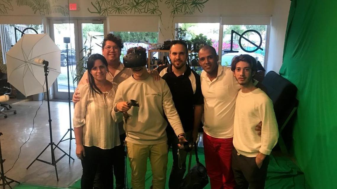 Enprendedores ganadores del concurso 10x10k Cuba, aprendieron sobre el diseño de realidad virtual en el laboratorio educativo 01, en Wynwood.