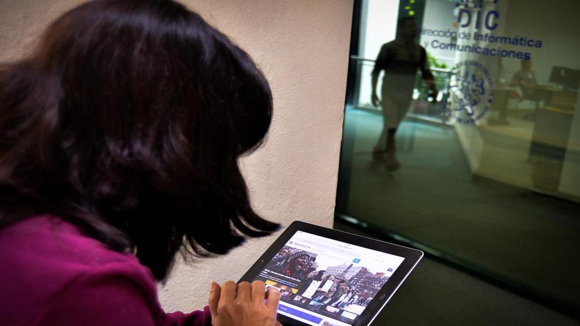 
Una mujer utiliza una conexión inalámbrica (wi-fi) ilegal para acceder a la internet en La Habana, en una foto de archivo de noviembre del 2014,
