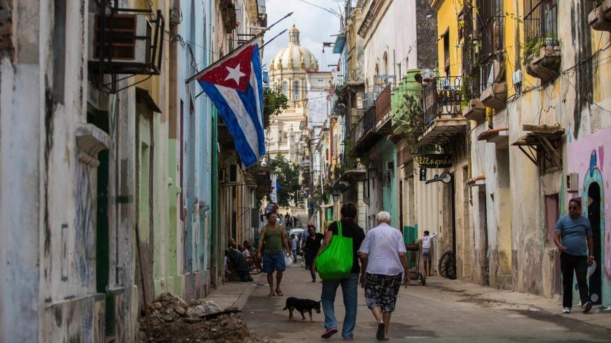 Un nuevo estudio del Banco Interamericano de Desarrollo indica que Cuba es mucho más pobre que lo ilustran las cifras oficiales. En el 2014, el Producto Interno Bruto per cápita habría sido de casi $4,000 menos que el reportado por el gobierno.