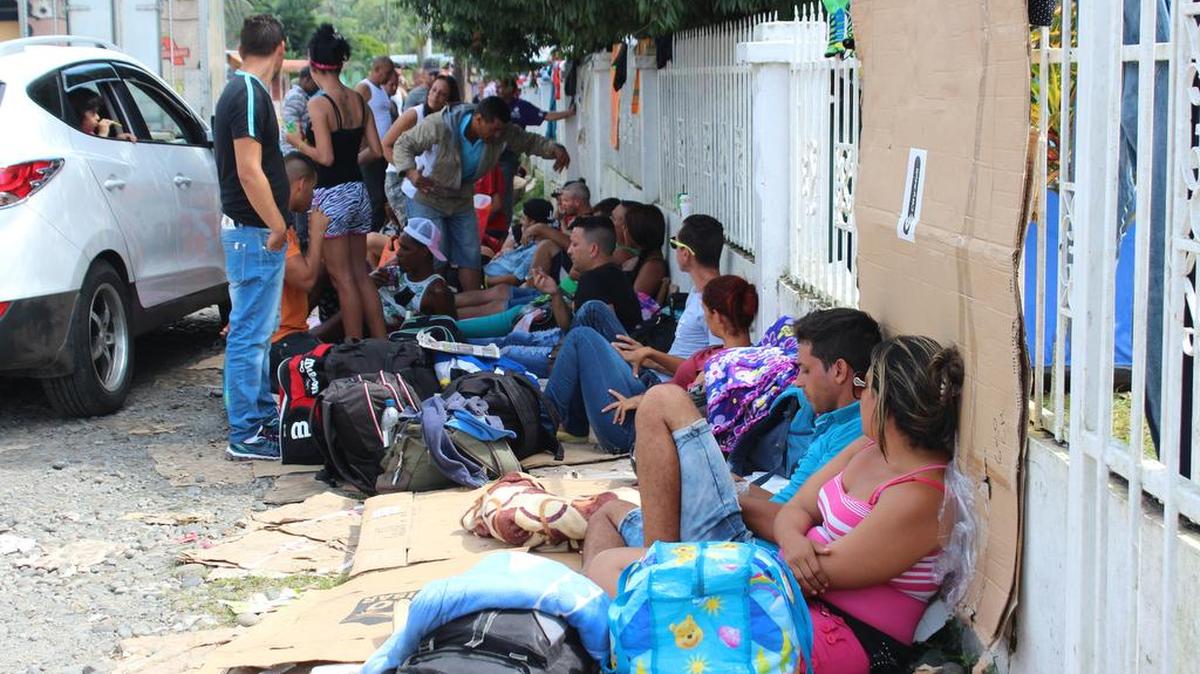 Cubanos descansan el jueves 24 de diciembre de 2015, Paso Canoas (Panamá). En cartones, a orillas de la calle y en albergues, unos 800 cubanos pasarán la Nochebuena y la Navidad en la frontera de Panamá y Costa Rica.
