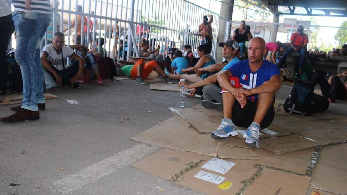 Cientos de cubanos están varados en Paso Canoas, puesto fronterizo entre Costa Rica y Panamá.