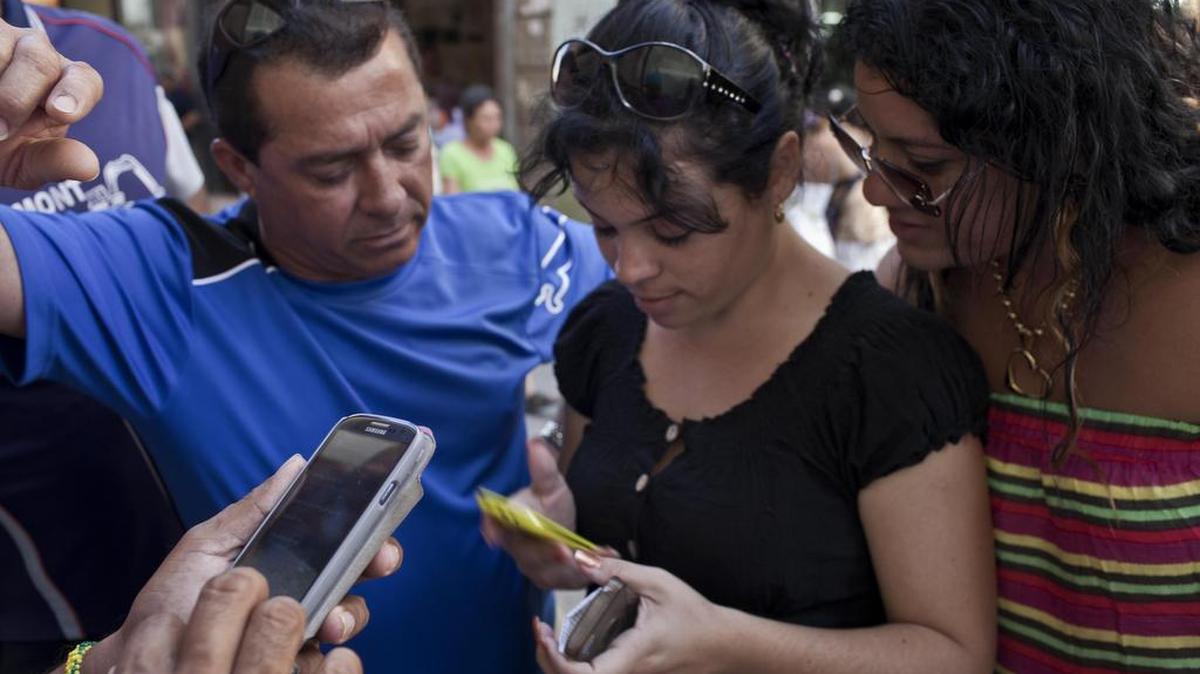Cubanos tratan de conectarse a internet por medio de un servidor Etecsa, en La Habana.