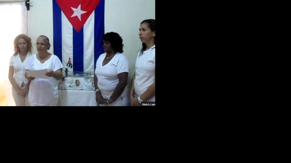 
Miembros de las Damas de Blanco leen la carta en donde llaman a elecciones y piden la formación de un Consejo de Dirección, en un video publicado el 25 de febrero de 2015, desde Cuba. 
