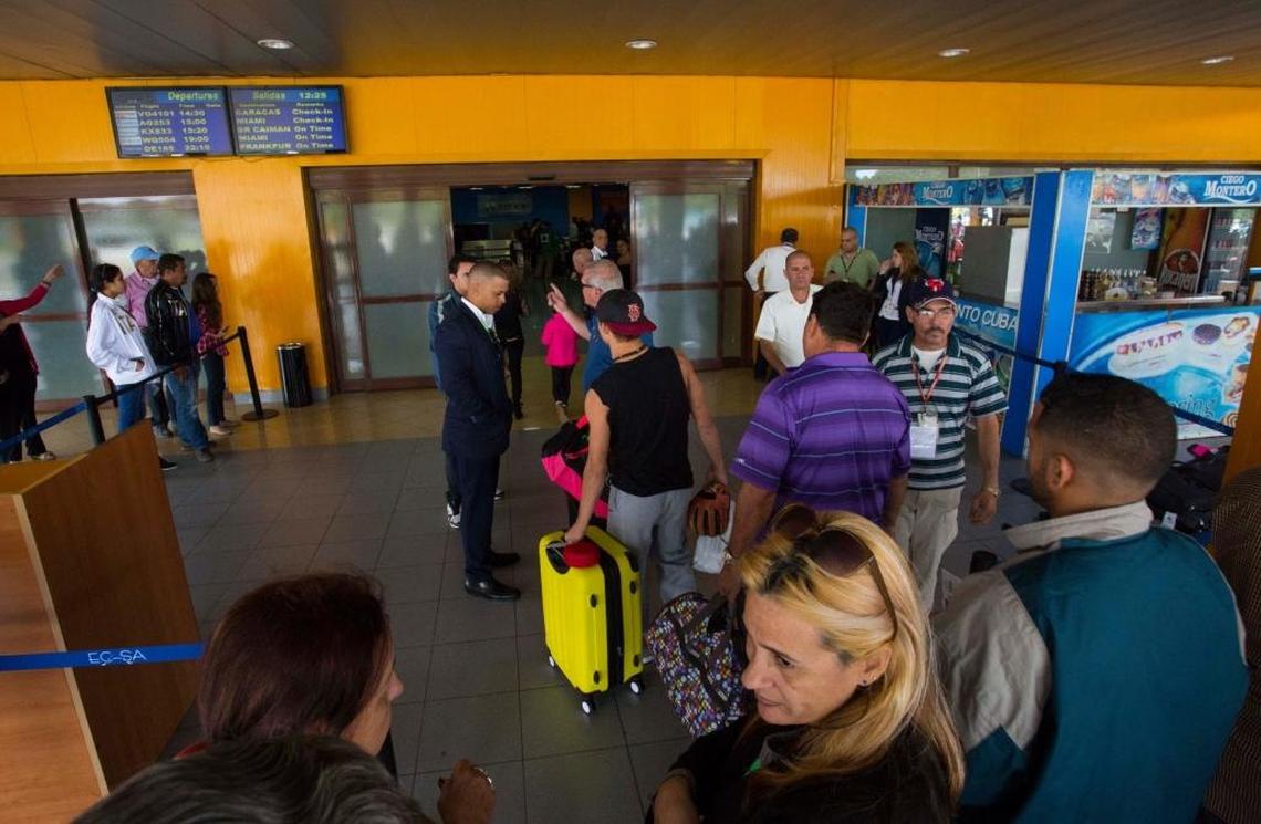 Un grupo de pasajeros en el Aeropuerto José Martí de La Habana en febrero del 2016. Los repatriados tienen derecho a llevar una cantidad de artículos que pueden pagar en moneda nacional.