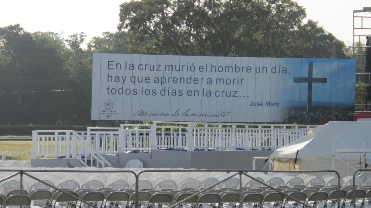 
Plaza de la Revolución en Holguín, Cuba, se prepara para recibir a Francisco. Está programado para dar misa la mañana del lunes.
