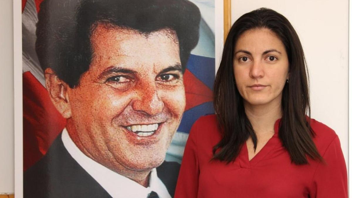 Rosa María Payá posa frente a una foto de su padre, el fallecido líder opositor Oswaldo Payá.