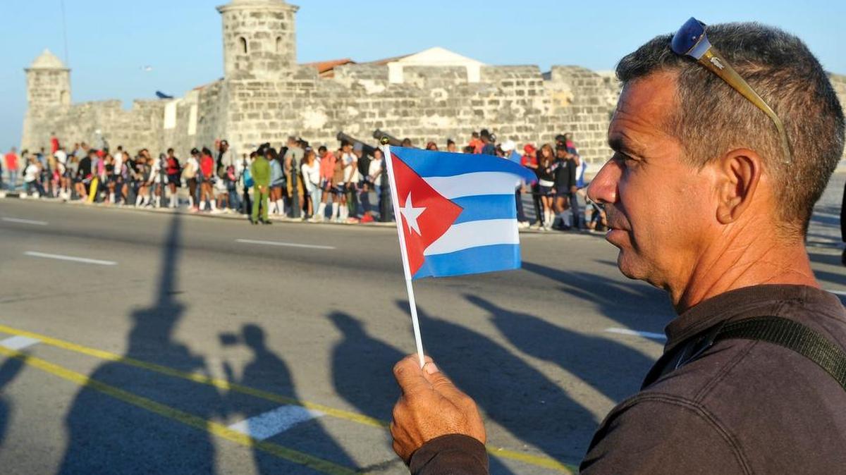 Miles de personas asisten este miércoles 30 de noviembre de 2016, al paso de las cenizas del fallecido líder cubano Fidel Castro en La Habana.