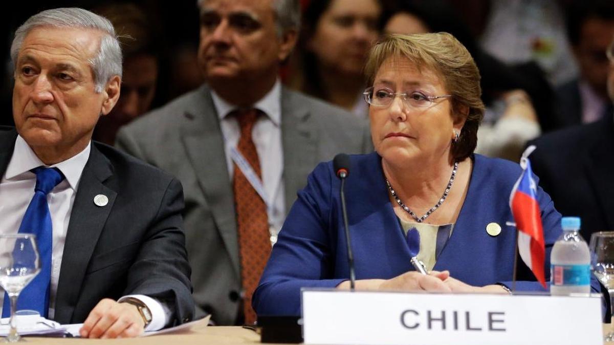 La presidenta chilena, Michelle Bachelet, junto al canciller Heraldo Muñoz en Luque, Paraguay, en diciembre del 2015.
