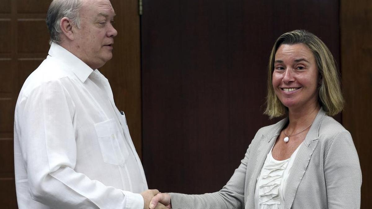 La Alta Representante de la Unión Europea, Federica Mogherini, estrecha la mano del Ministro de Comercio Exterior de Cuba, Rodrigo Malmierca, durante una sesión fotográfica en el marco de su reunión en La Habana, Cuba, el miércoles 3 de enero de 2018.