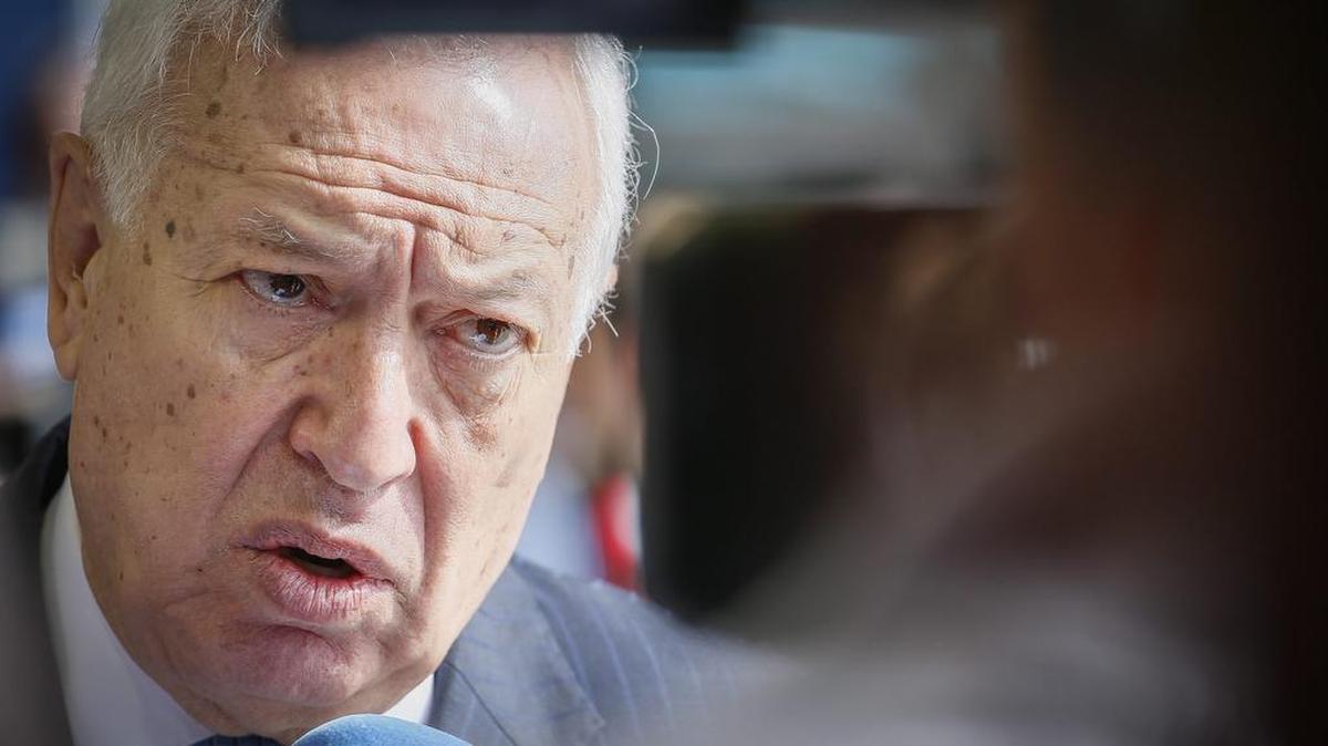 El ministro español de Asuntos Exteriores, José Manuel García-Margallo (c), atiende a la prensa a su llegada al Consejo de Ministros europeos de Asuntos Exteriores en Luxemburgo, 18 de abril de 2016.