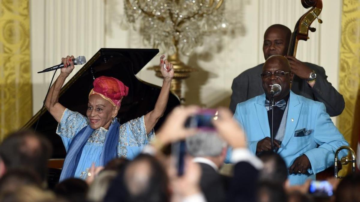 
Miembros de Buena Vista Social Club durante su presentación en la Casa Blanca, con motivo del 25 aniversario del Mes de la Herencia Hispana.
