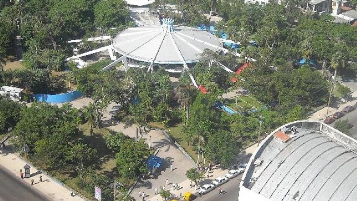 El edificio en el corazón del Vedado habanero tiene forma de araña, y en el segundo piso, un domo de luz formado por cristales de todos los colores de la tierra.