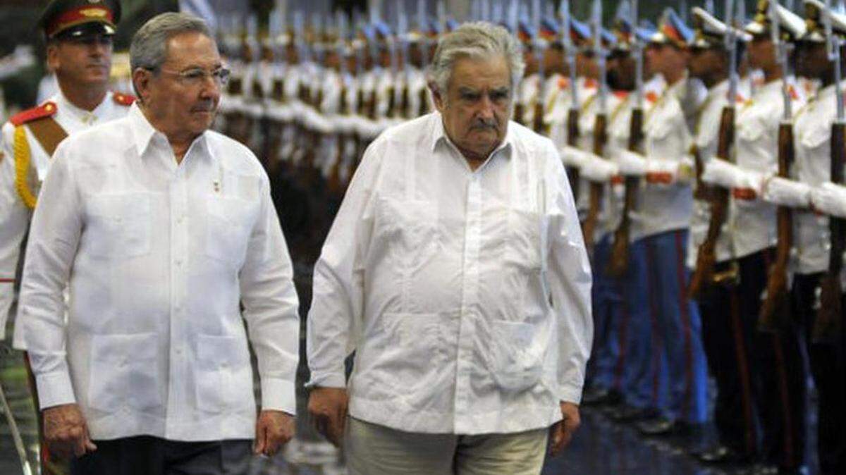 El gobernante cubano, Raúl Castro junto al ex presidente uruguayo José Mujica durante una reciente visita a la isla. EFE
