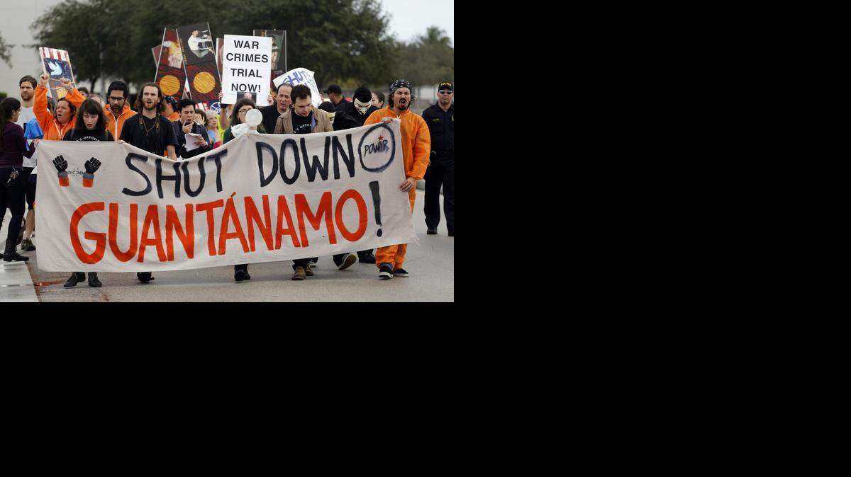 
Manifestantes protestan en Miami a favor del cierre de la prisión de Guantánamo que EEUU mantiene en en Cuba. 



