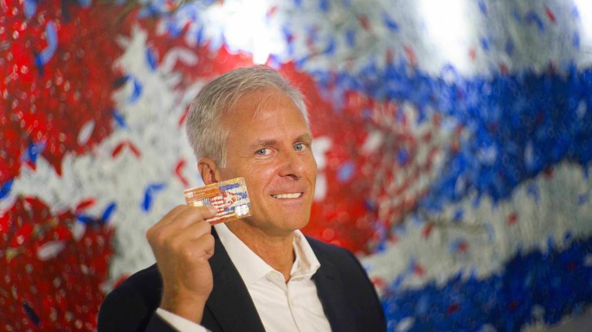 David Seleski, presidente del Stonegate Bank, posa con una tarjeta de crédito. El banco floridano emitió la primera tarjeta de crédito estadounidense creada para usarse en Cuba, lo que facilita a las compañías norteamericanas hacer negocios en la isla.