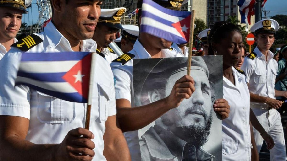 Miembros de la Marina participan en el desfile por el 1ro. de Mayo en La Habana, Cuba, este domingo, en la Plaza de la Revolución.