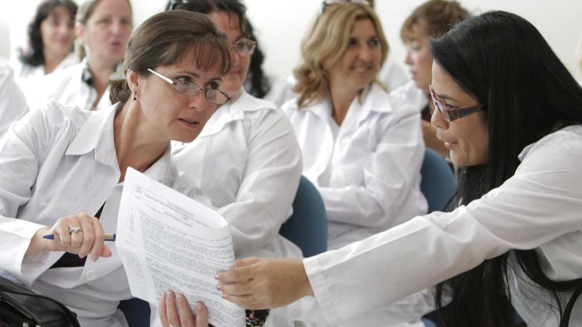 Médicos cubanos se entrenan en Brasilia en agosto del 2013 antes de comenzar su trabajo en el programa Más Médicos en Brasil.
