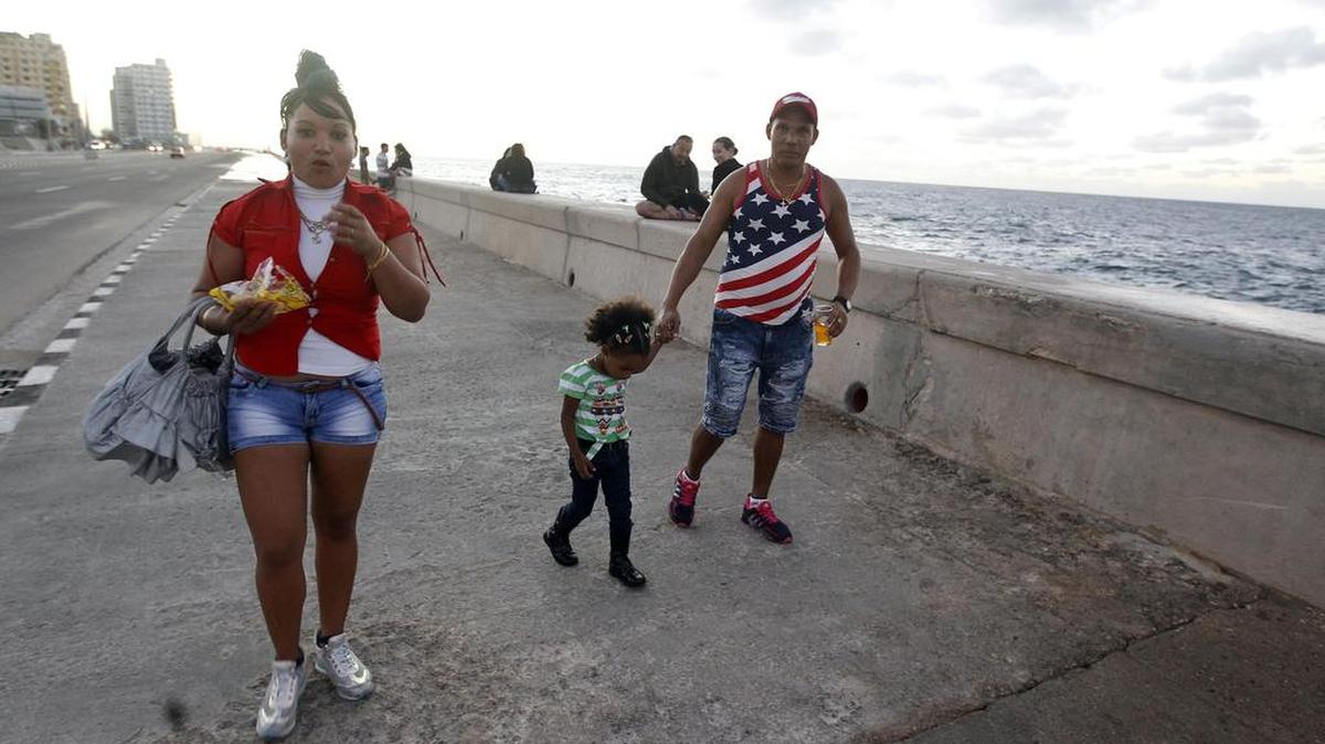 Varias personas caminan por el Malecón de la Habana (Cuba), el jueves 12 de enero de 2017.