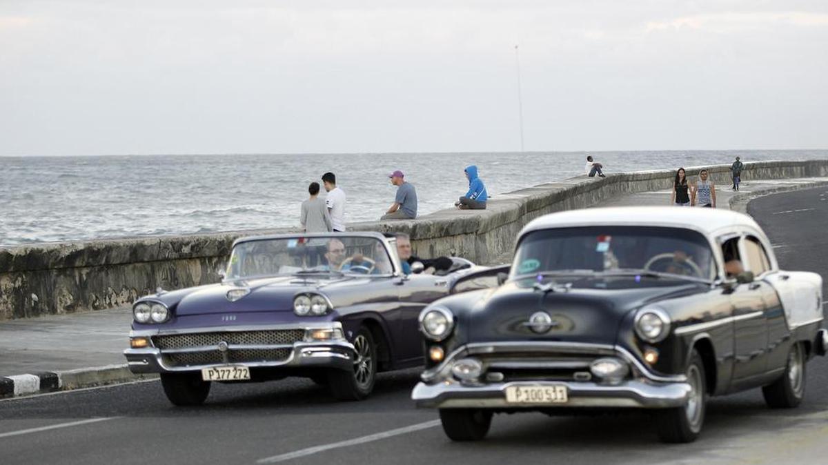 Varias personas conversan en el Malecón de la Habana (Cuba), el jueves 12 de enero de 2017.