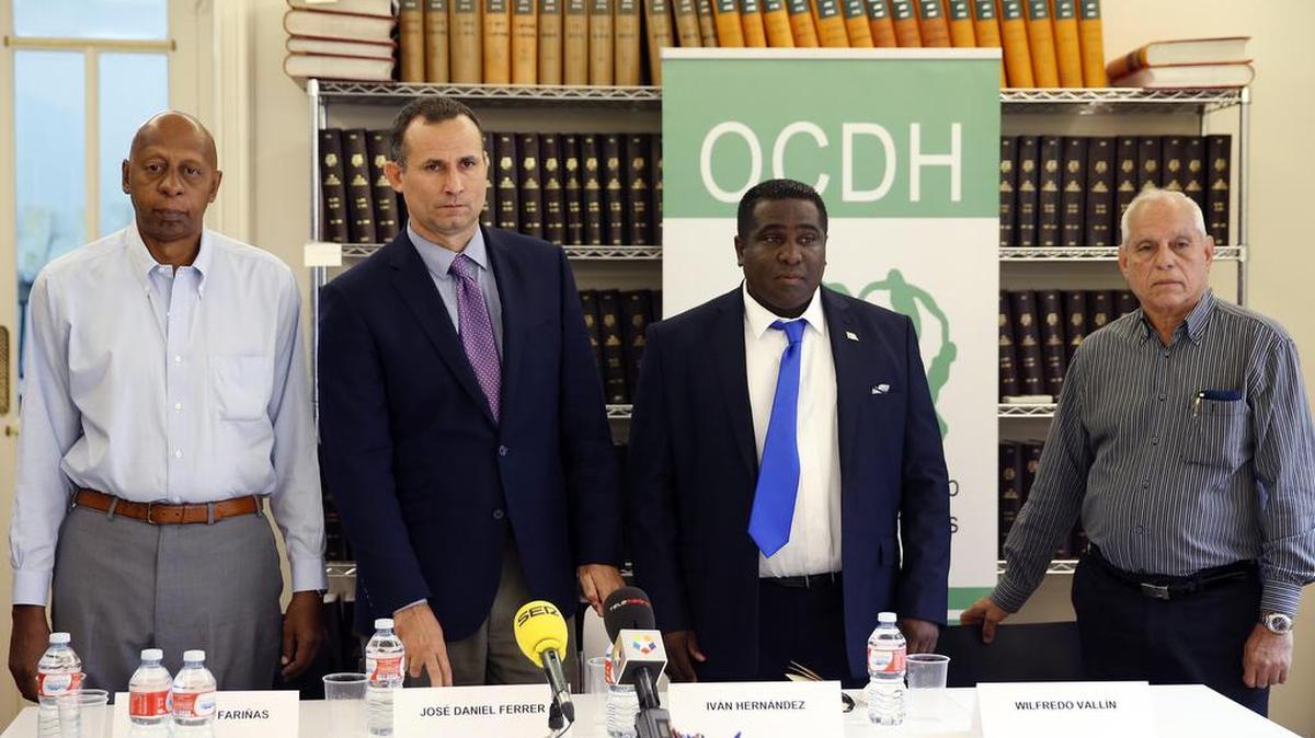 El disidente cubano Guillermo Fariñas (izq.), junto a los líderes de la Unión Patriótica de Cuba, José Daniel Ferrer (2i), y de la Coalición Sindical Independiente, Iván Hernández (2d), y el director de la Asociación Jurídica Cubana, Wilfredo Vallín (der.), momentos antes de la rueda de prensa que ofrecieron el jueves en Madrid.