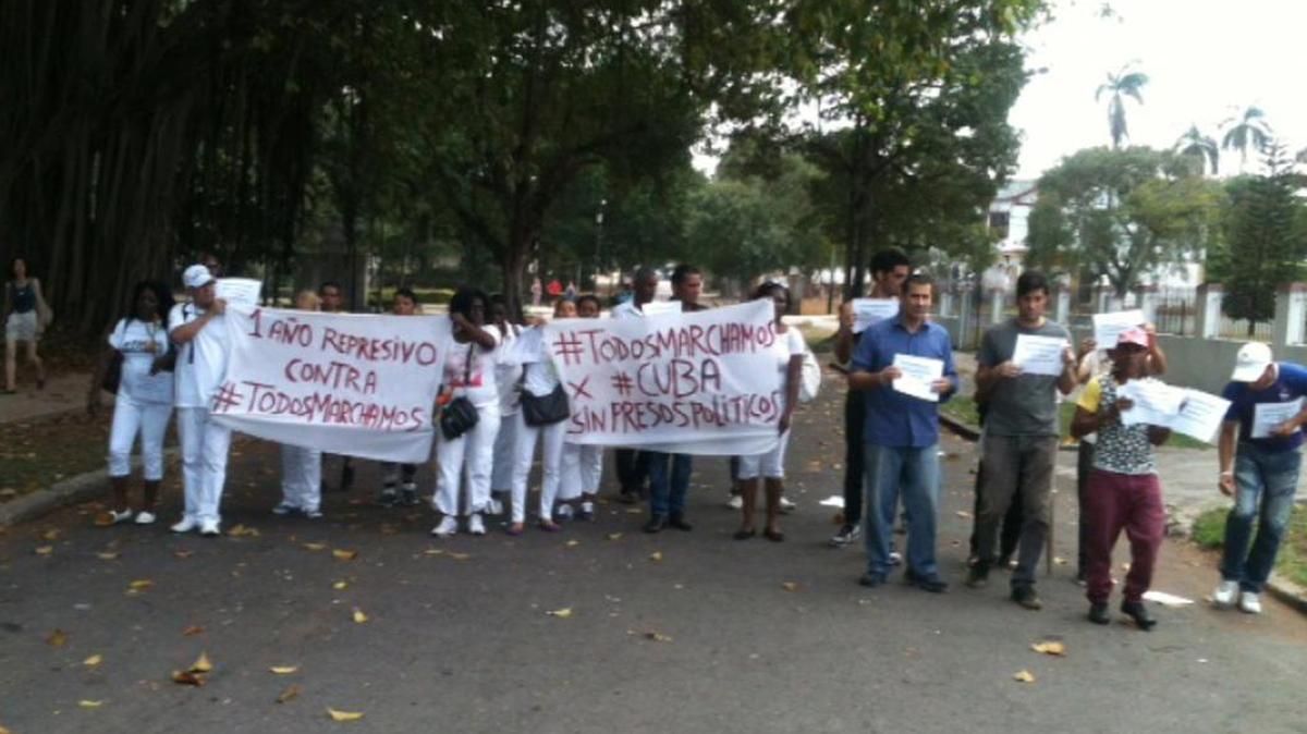 Algunos opositores en la isla que lograron escapar a las detenciones previas a la marcha de cada domingo de #todosmarchamos, en una manifestación en La Habana.