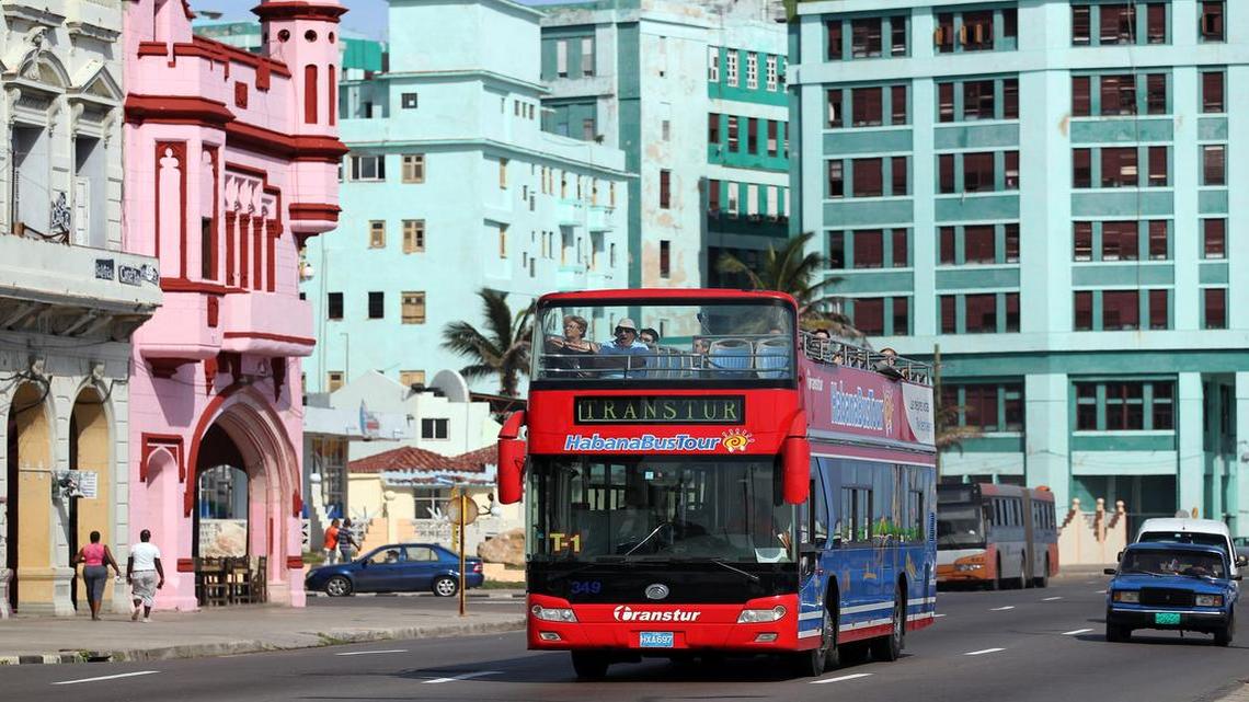 
Un autobús para turistas circula el lunes 22 de junio del 2015 por una calle de La Habana.
