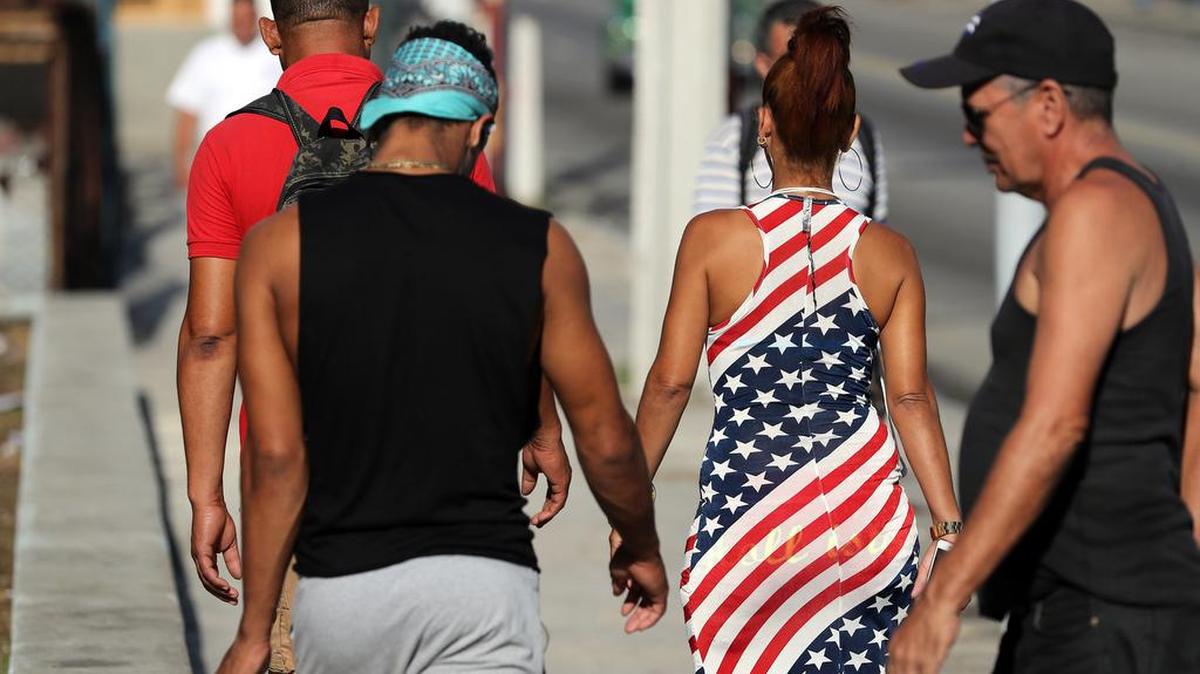 Una mujer con un vestido con los colores de la bandera estadounidense camina este sábado, 16 de julio de 2016, en La Habana (Cuba).