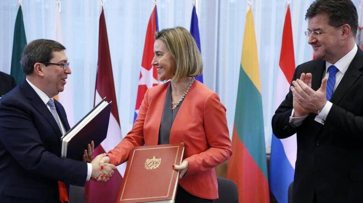 El canciller cubano, Bruno Rodríguez, estrecha la mano del alta representante de la Unión Europea, Federica Mogherini.