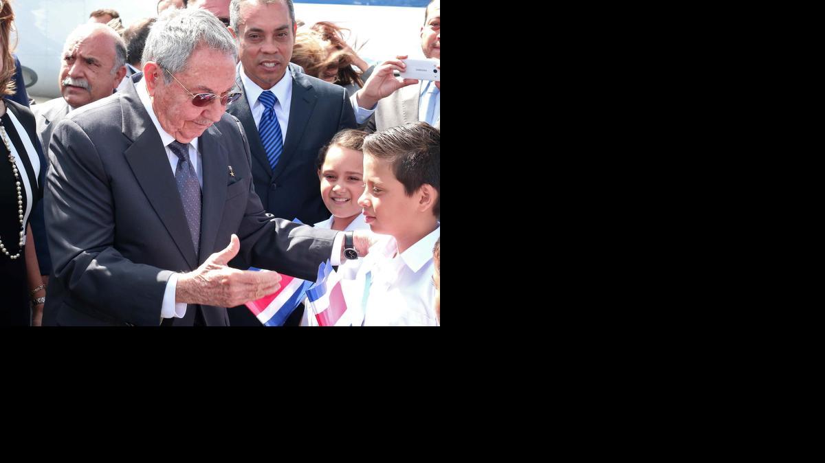 
 Fotografía cedida por la Presidencia de Costa Rica que muestra al mandatario de Cuba, Raúl Castro, a su llegada al aeropuerto internacional Juan Santamaría hoy, martes 27 de enero de 2015, en San José (Costa Rica). EFE/Roberto Sánchez/Cortesía Casa Presidencial
