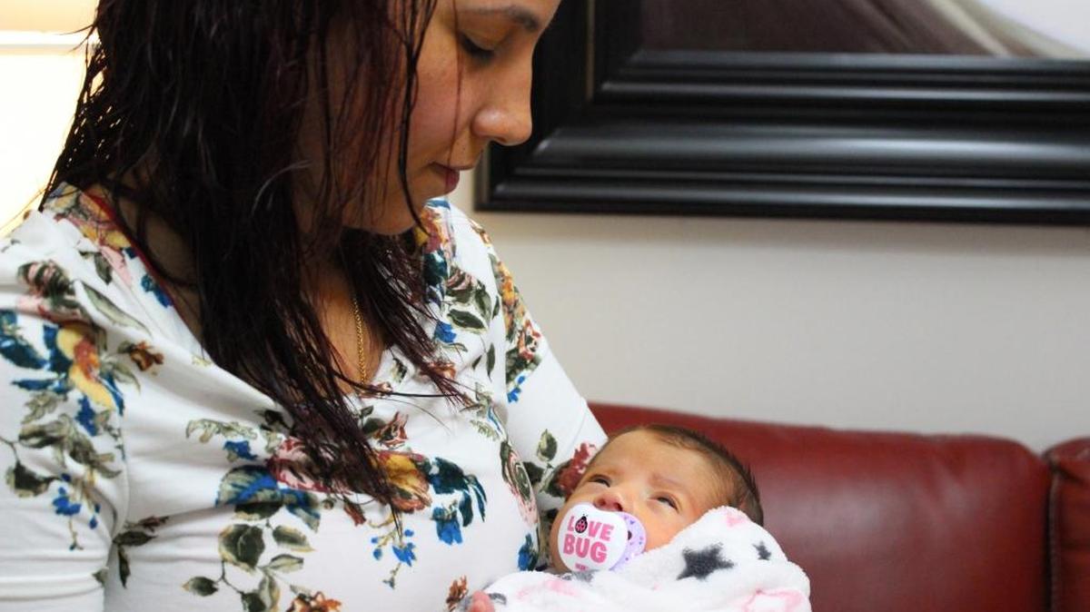 Nairobis Pacheco sostiene a la bebé Valeria, hija de su prima Yarisleidy Cuba Rodríguez, fallecida en Miami.