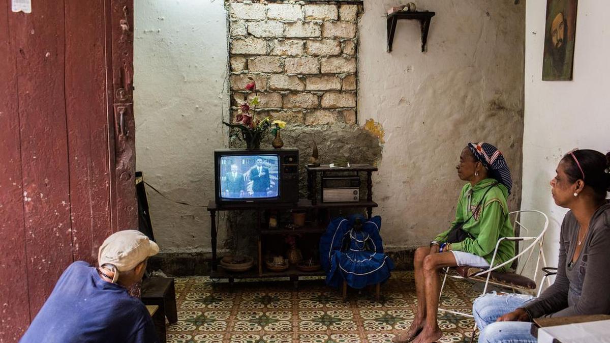 Anisia Cuesta Ordaz (der.), de 46 años, e Irma Ostia La Cruz, de 58, observan en la televisión al presidente Obama en su visita a la isla.