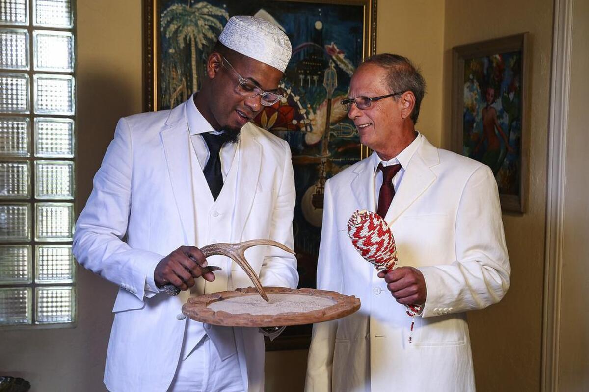 Awo Julio Benitez y Oba Ernesto Pichardo, sacerdotes de la iglesia Lukumí Babalú Ayé hablan de los rituales que se practican para las predicciones de la Letra del Año en Cuba y Estados Unidos, el miércoles, 3 de enero de 2018.