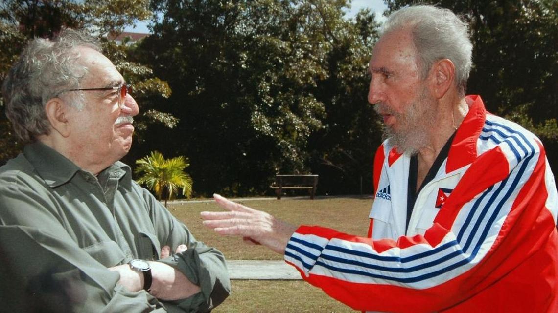 El ex gobernante cubano Fidel Castro (der.) conversa con el escritor colombiano y Premio Nobel de Literatura, Gabriel García Márquez, en La Habana. Foto de archivo.