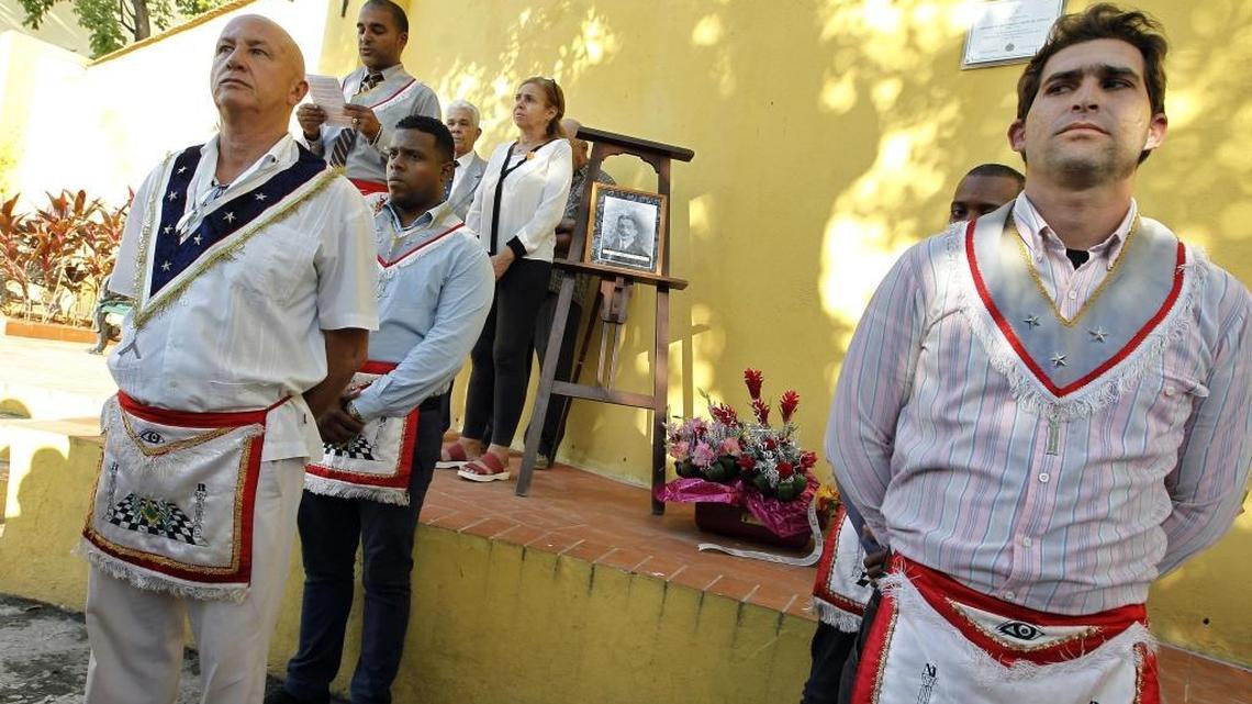 Un grupo de masones realiza una guardia de honor ante una foto de Antonio R. de Carricarte de Armas, quien fuera un masón defensor de las ideas de José Martí, durante un acto realizado en La Habana el 6 de noviembre de 2017.