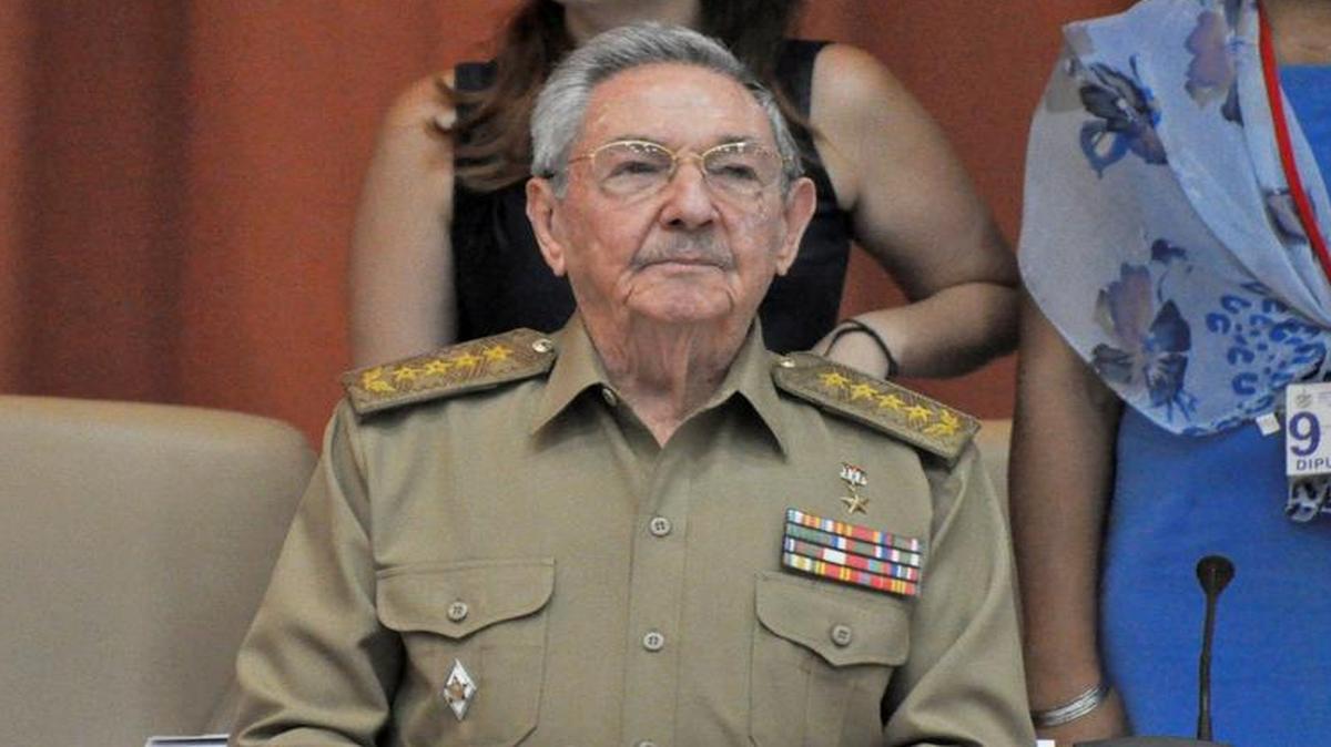 El gobernante cubano Raúl Castro asiste a una sesión de la Asamblea Nacional del Poder Popular en La Habana, el 14 de julio del 2017.