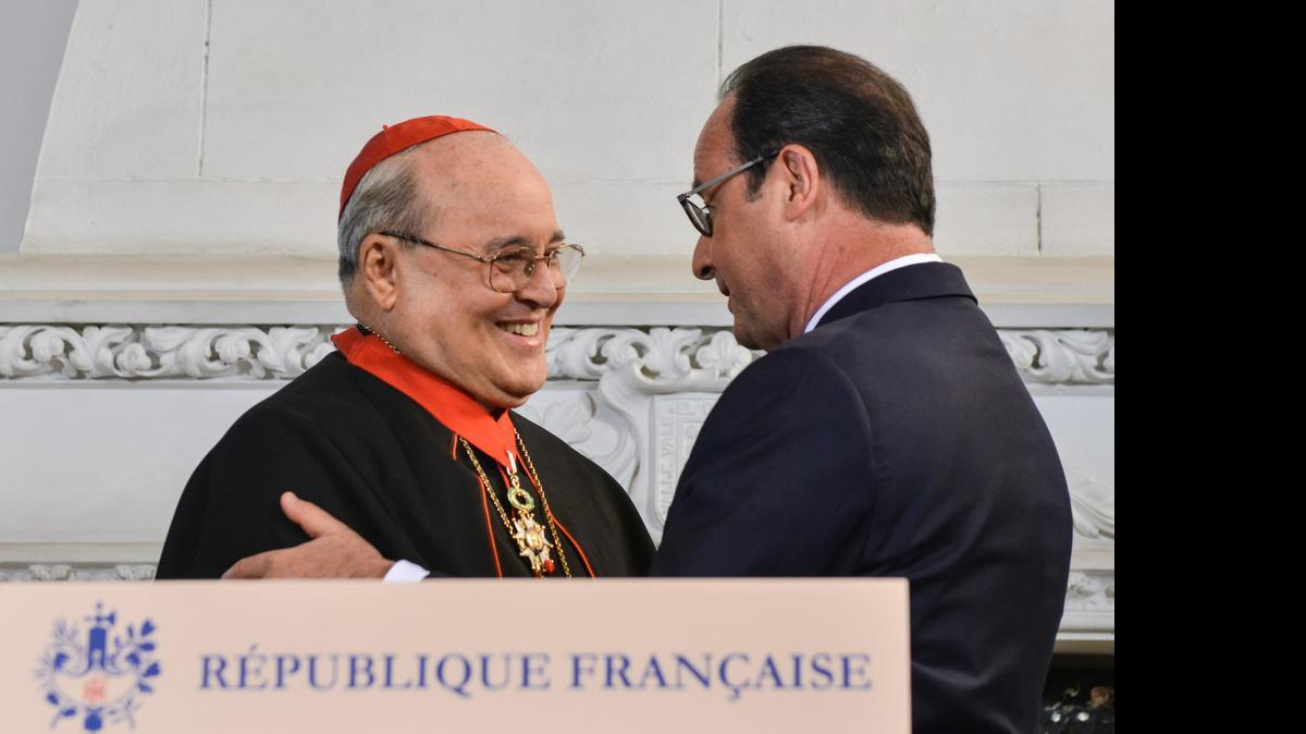 
El presidente de Francia, Francois Hollande (d), otorga al cardenal cubano Jaime Ortega (i) la Orden de Comandante de la Legión de Honor hoy, lunes 11 de mayo de 2015, durante una ceremonia en La Habana (Cuba). 
