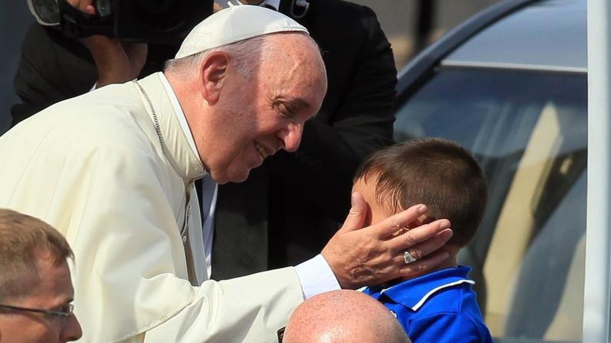 
El papa Francisco saluda a un niño a su llegada el martes 22 de septiembre de 2015, a la Catedral en Santiago de Cuba (Cuba). 
