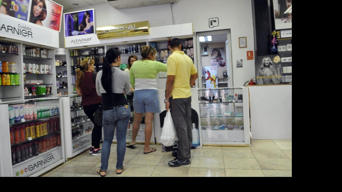 
Varias personas compran en un local comercial en el 2014, en La Habana. La escasez en los mercados cubanos de productos higiénicos básicos como pasta dental, desodorante o detergente provocó el año pasado un debate.
