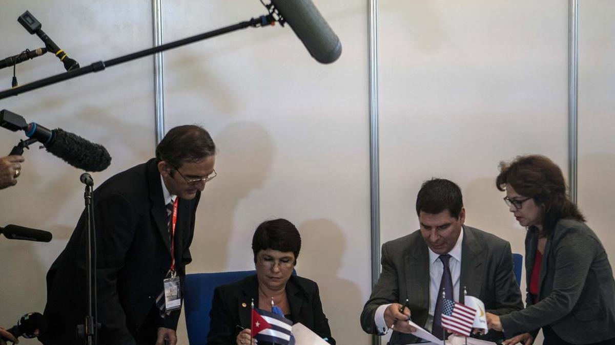 El presidente de Sprint Corporation, Marcelo Claure (2do a la der.), y la directora de Servicios Móviles de ETECSA, Hilda Arias, firman el acuerdo de comunicaciones.