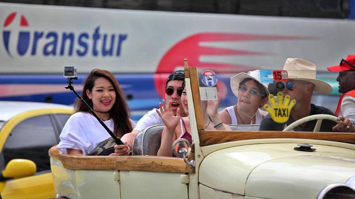 Turistas se toman una selfie durante un paseo en un auto clásico el sábado 18 de marzo de 2017, en La Habana (Cuba).