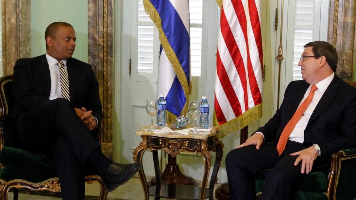 El canciller cubano, Bruno Rodríguez (der.), conversa con el secretario de Transporte de EEUU, Anthony Foxx, en la sede del Ministerio de Relaciones Exteriores de Cuba.
