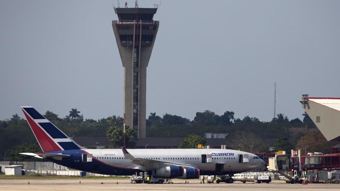 Un avión de Cubana de Aviación espera en el aeropuerto internacional José Martí de La Habana el 14 de febrero del 2016.