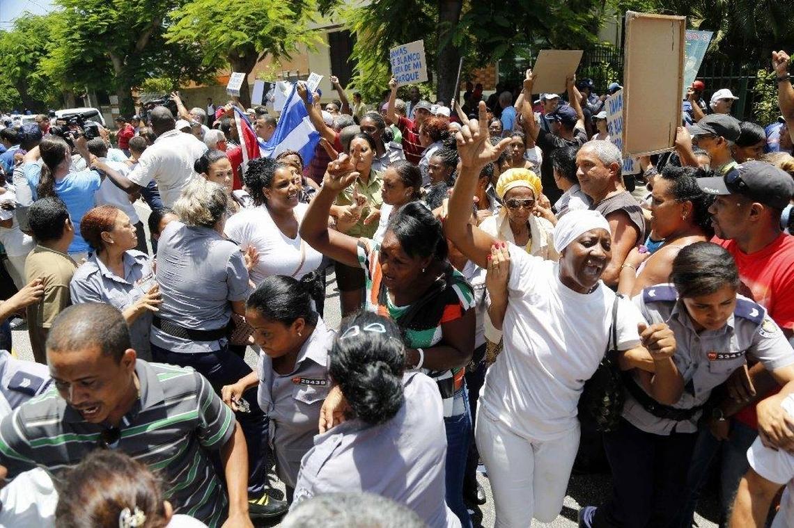 La policía cubana detiene a miembros de Damas de Blanco, un grupo disidente de esposas y madres de prisioneros políticos que piden su liberación.