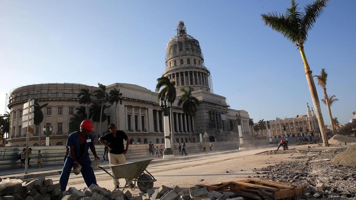 Varios obreros trabajan en la reparación de los alrededores del Capitolio Nacional este jueves 10 de marzo de 2016, en La Habana (Cuba).