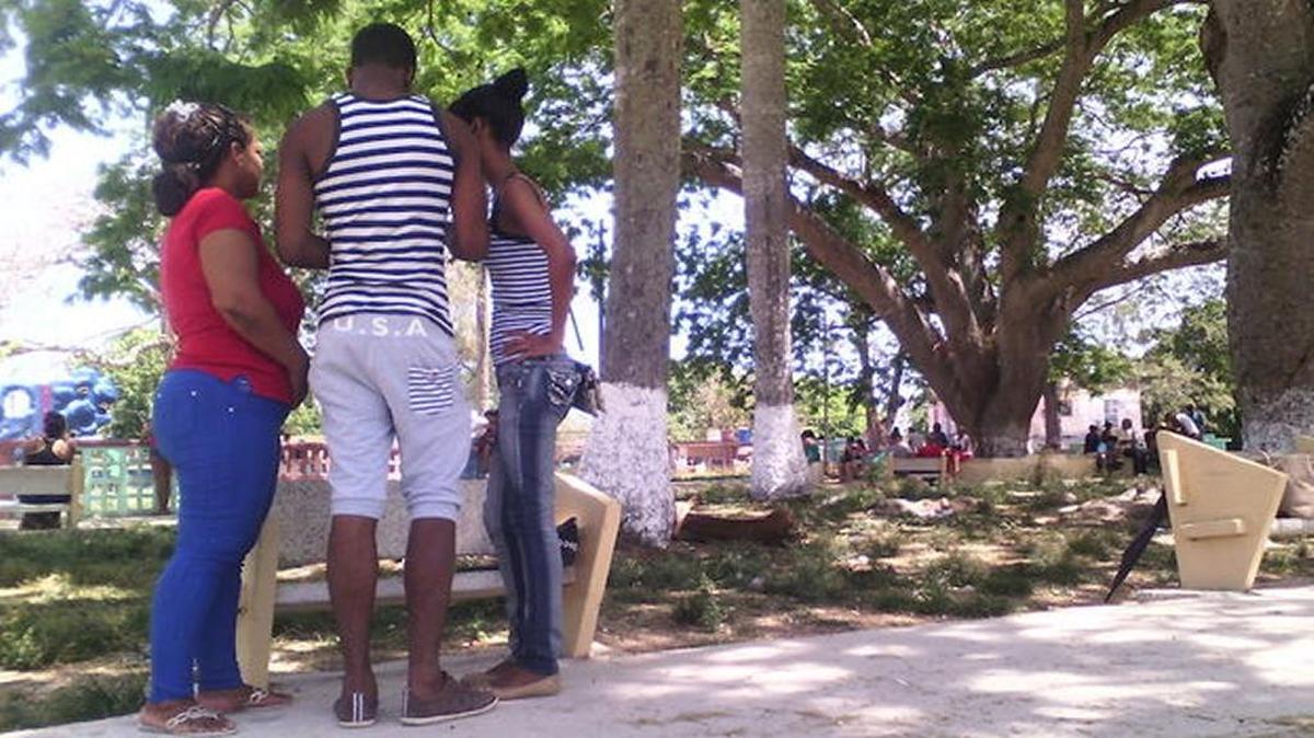 Varias personas en el Parque Santa Amalia, en Arroyo Naranjo, La Habana, en una de las zonas WiFi habilitadas por el gobierno.