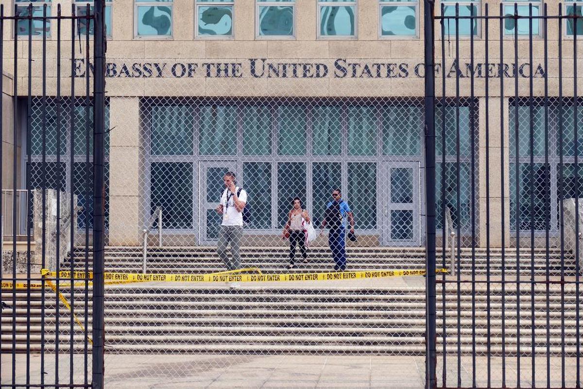 Trabajadores de la embajada de EEUU en La Habana abandonan el edificio el 29 de septiembre del 2017, después que el Departamento de Estado anunciara el retiro de la mayoría del personal.
