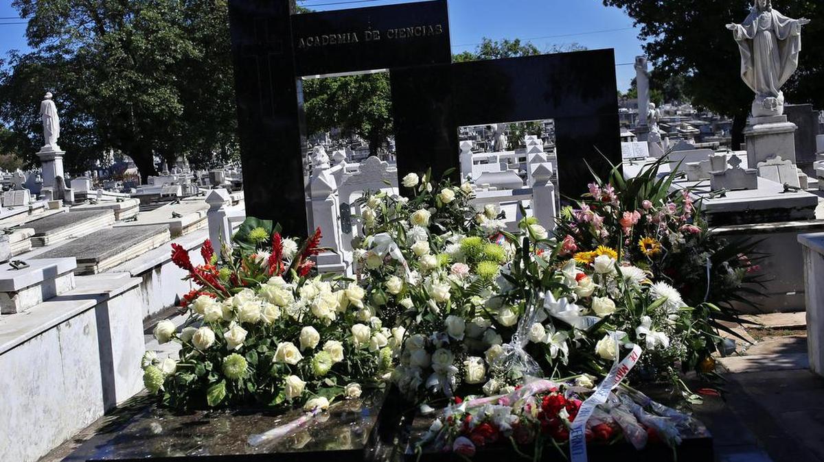 Varias coronas de flores el lunes 05 de febrero de 2018, sobre el panteón de la Academia de Ciencias de Cuba, en el Cementerio Colón de La Habana (Cuba), donde fue sepultado Fidel Castro Díaz-Balart, el primogénito del fallecido líder cubano Fidel Castro. Conocido como Fidelito, Castro Díaz-Balart, de 68 años, se suicidó el pasado jueves en la capital cubana.