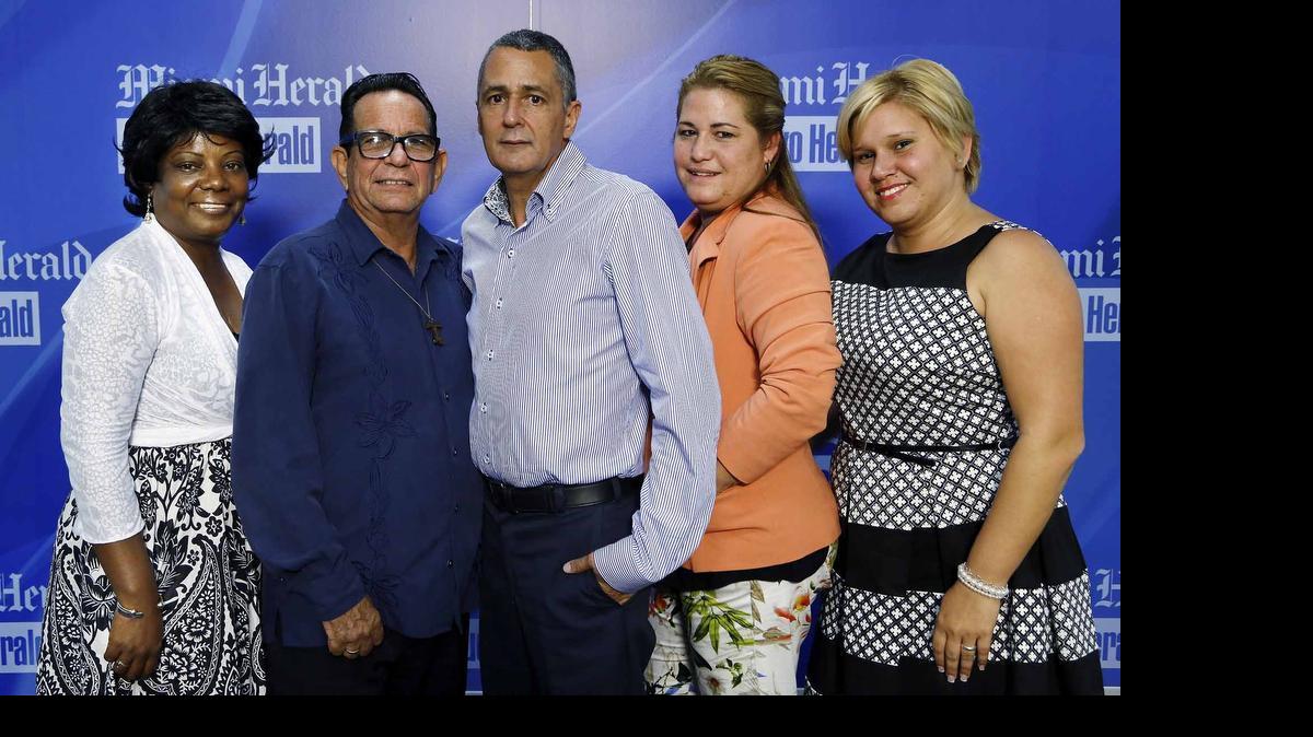 
Cinco “cuentapropistas” (dueños de pequeños negocios) que vinieron de Cuba a Miami como parte de un programa para empresarios: (de izq. a der.) Caridad Limonta, Víctor Rodríguez, Rubén Valladares, Niuris Higueras y Vanessa Pino.
