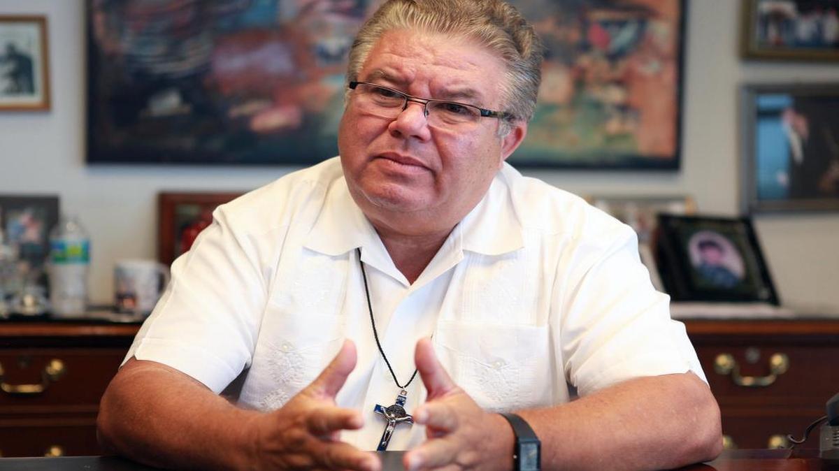 El sacerdote cubano José Conrado de visita en la Ciudad de Miami durante una entrevista con el Nuevo Herald el viernes 24 de abril del 2015.
