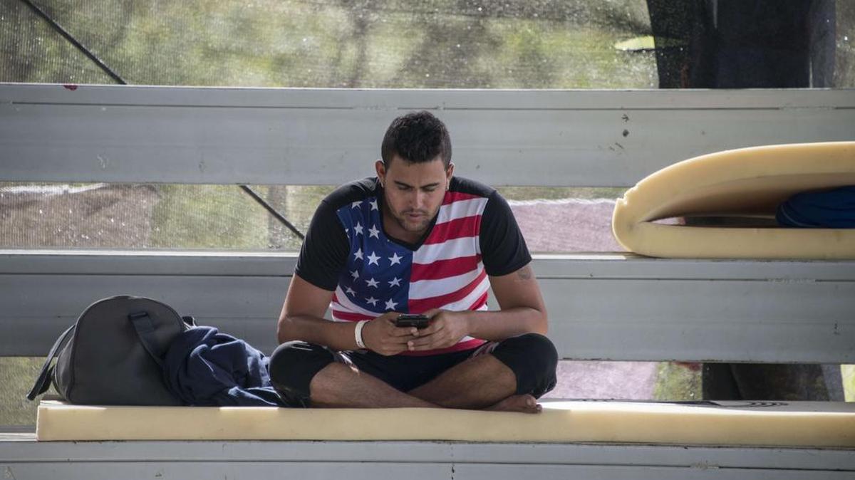 Un inmigrante cubano revisa su teléfono celular el un refugio en La Cruz, Costa Rica, cerca de la frontera con Nicaragua.